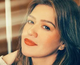 Imagem ilustrativa da imagem Kelly Clarkson acusa loja de tratá-la mal e bate boca nas redes sociais