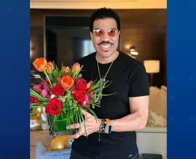 Imagem ilustrativa da imagem Lionel Richie passa por procedimento cardíaco e cancela shows