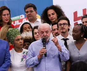 Imagem ilustrativa da imagem Lula critica 'tesouraço' de Flávio e diz que ele fará cortes em programas sociais