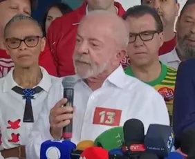 Imagem ilustrativa da imagem Lula vota e faz discurso elogiando manifestações do povo brasileiro