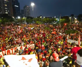 Imagem ilustrativa da imagem Manifestantes pró-Lula fazem ato na Praça do Papa