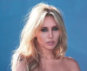 Imagem ilustrativa da imagem Miley Cyrus apaixonada, doce e dançante em novo álbum