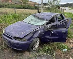 Imagem ilustrativa da imagem Motorista sem CNH capota carro e passageiro fica em estado grave em Cachoeiro