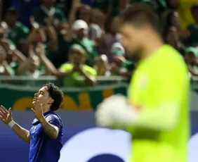 Imagem ilustrativa da imagem Palmeiras supera pênalti perdido, vence Red Bull Bragantino e assume liderança