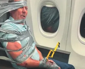 Imagem ilustrativa da imagem Passageiro amarrado com fita em avião após insultos racistas