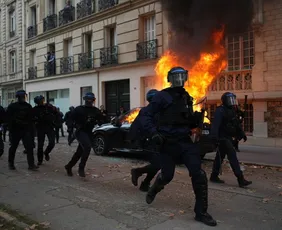 Imagem ilustrativa da imagem Protestos fecham Louvre e França adota toques de recolher