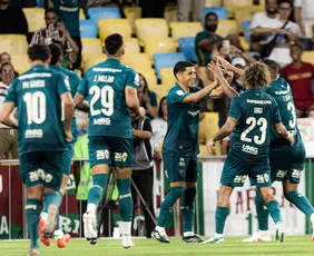 Imagem ilustrativa da imagem Savarino brilha com três gols e lidera goleada do Fluminense sobre Coritiba