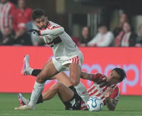 Imagem ilustrativa da imagem Sem chutar a gol na Argentina, Flamengo sobrevive na Libertadores