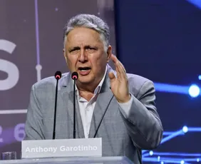 Imagem ilustrativa da imagem TSE dá dois dias para MP opinar sobre saída de Garotinho; Paes o chama de 'laranja'