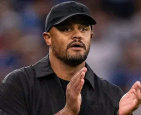 Imagem ilustrativa da imagem Técnico do Bayern, Kompany desmaia em treino e levado às pressas para hospital