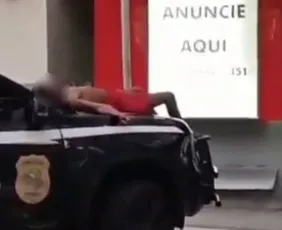 Imagem ilustrativa da imagem VÍDEO: homem dorme sobre capô de viatura da Polícia Civil em Anchieta