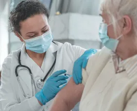 Imagem ilustrativa da imagem Vacina é liberada para idosos acima de 85 anos