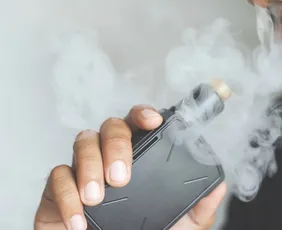 Imagem ilustrativa da imagem Vapes afetam cada vez mais  voz e  coração de jovens