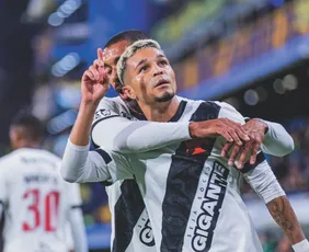 Imagem ilustrativa da imagem Vasco marca com Adson, se segura após expulsão e vence Boca na Bombonera