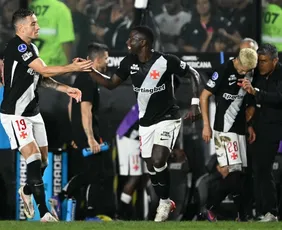 Imagem ilustrativa da imagem Vasco se impõe em São Januário, derruba Santa Fe e vai à semifinal da Sul-Americana
