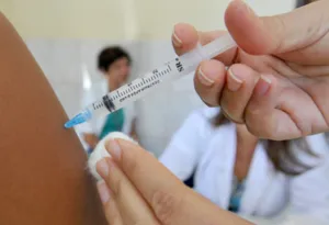 Imagem ilustrativa da imagem Vacina da covid pode causar câncer? Veja nove fake news sobre o imunizante