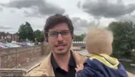 Imagem ilustrativa da imagem 'Não pôde ir para a creche', diz repórter ao entrar ao vivo com filho no colo