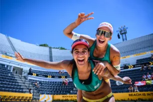 Imagem ilustrativa da imagem Brasil é campeão mundial de vôlei de praia com Duda e Ana Patrícia