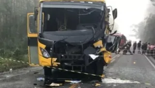 Imagem ilustrativa da imagem Motorista de ônibus escolar morre e 25 alunos ficam feridos em acidente