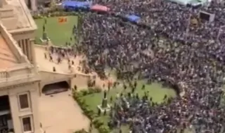 Imagem ilustrativa da imagem Manifestantes invadem palácio do governo do Sri Lanka e presidente renuncia