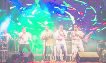 Imagem ilustrativa da imagem Espetáculo de fé no mar e show de samba fecham Festa de São Pedro