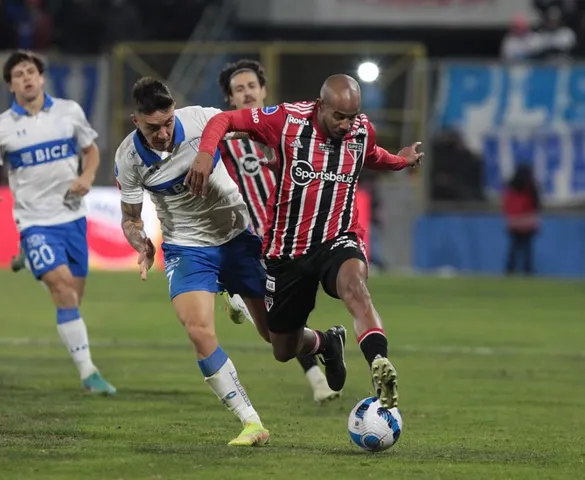 Imagem ilustrativa da imagem Com três jogadores a menos, São Paulo derrota Universidad Católica