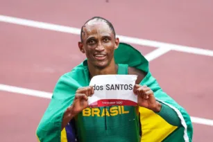 Imagem ilustrativa da imagem Alison dos Santos é campeão mundial dos 400 metros com barreiras