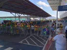 Imagem ilustrativa da imagem Apoiadores aguardam por chegada de Bolsonaro no aeroporto de Vitória
