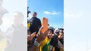 Imagem ilustrativa da imagem Bolsonaro para motociata na Terceira Ponte e tira fotos com apoiadores