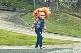 Imagem ilustrativa da imagem Vestida de Chucky, criança de 5 anos aterroriza moradores
