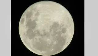 Imagem ilustrativa da imagem Nasa encontra poços na Lua com temperaturas 'confortáveis' para humanos