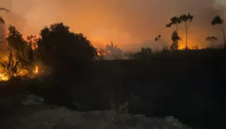 Imagem ilustrativa da imagem Incêndio atinge vegetação em área rural e espalha nuvem de fumaça em Vila Velha