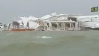 Imagem ilustrativa da imagem Clube flutuante é arrastado para alto mar e naufraga após ciclone em SC