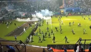 Imagem ilustrativa da imagem Indonésia afasta nove policiais após tumulto que matou mais de 130 em estádio