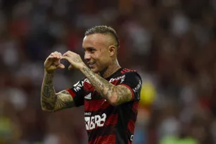 Imagem ilustrativa da imagem Cebolinha marca pela 1ª vez no Maracanã e Flamengo vence o Atlético-MG