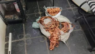 Imagem ilustrativa da imagem Dono de ferro-velho é preso e 47 quilos de fios de cobre são apreendidos