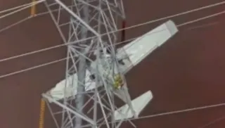 Imagem ilustrativa da imagem Avião bate em torre de energia e ocupantes ficam 7 horas suspensos nos EUA