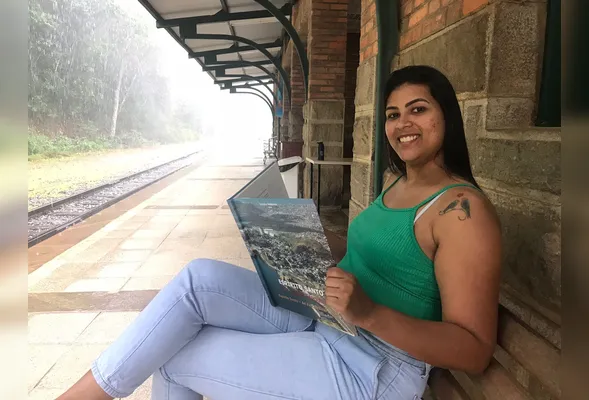 Professora Lana dos Santos afirmou que  frequenta a biblioteca, na Estação de Mathilde, em Alfredo Chaves: “Este lugar é mágico, sento aqui e leio vários livros”.