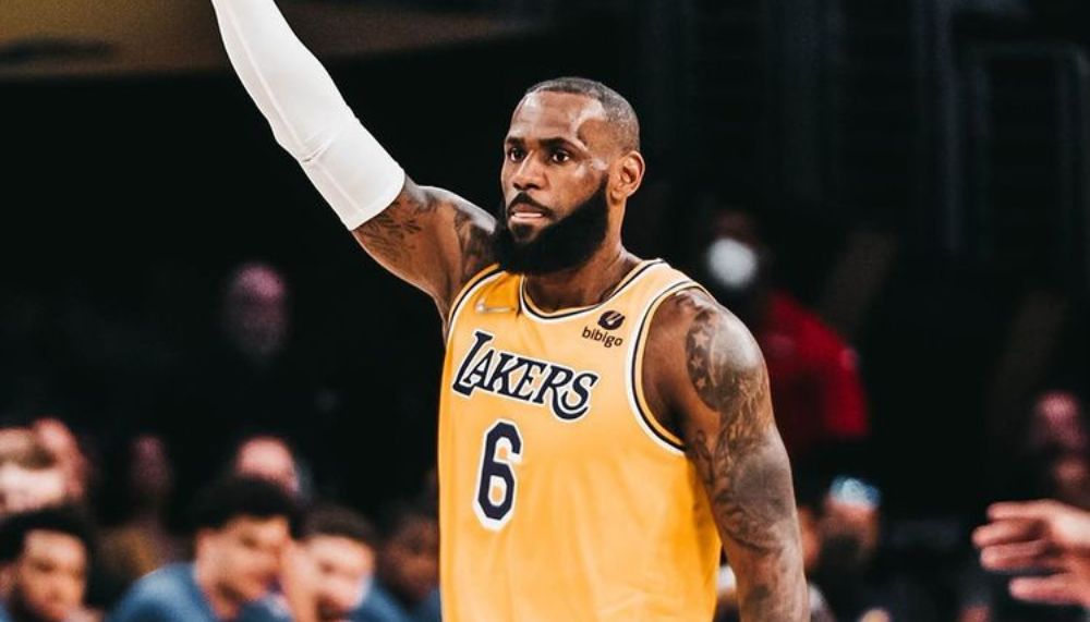 LeBron James renova com o Los Angeles Lakers e torna-se o atleta