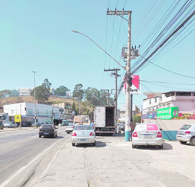 Fradinhos não impedem estacionamento sobre calçadas - Jornal O Globo