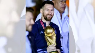Imagem ilustrativa da imagem Messi publica foto dormindo ao lado da taça da Copa do Mundo. Confira