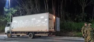 Imagem ilustrativa da imagem Polícia flagra mais de 30 turistas em baú de caminhão no ES