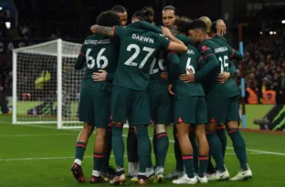 Imagem ilustrativa da imagem Liverpool sofre, mas derrota Aston Villa fora e reage no Campeonato Inglês