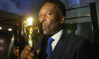 Imagem ilustrativa da imagem Pelé é homenageado em novo escudo do Santos. Veja como ficou