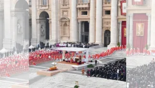 Imagem ilustrativa da imagem Vaticano se despede de Bento XVI em funeral ministrado pelo Papa Francisco
