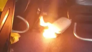 Imagem ilustrativa da imagem Carregador portátil pega fogo em avião