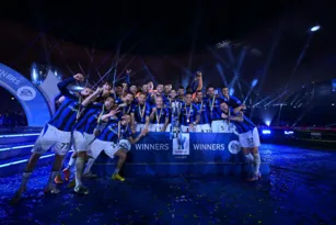 Imagem ilustrativa da imagem Inter vence Milan e leva Supercopa da Itália em final esvaziada na Arábia