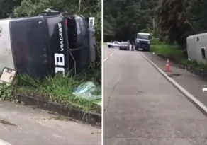 Imagem ilustrativa da imagem Ônibus de turistas tomba na Serra de Petrópolis e deixa dois feridos graves