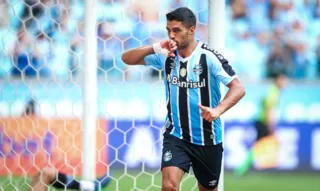 Imagem ilustrativa da imagem Suárez faz dois e Grêmio vence para manter liderança no Gaúcho