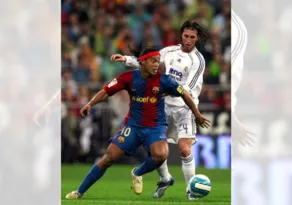 Imagem ilustrativa da imagem Ronaldinho Gaúcho volta ao futebol em torneio idealizado por Piqué